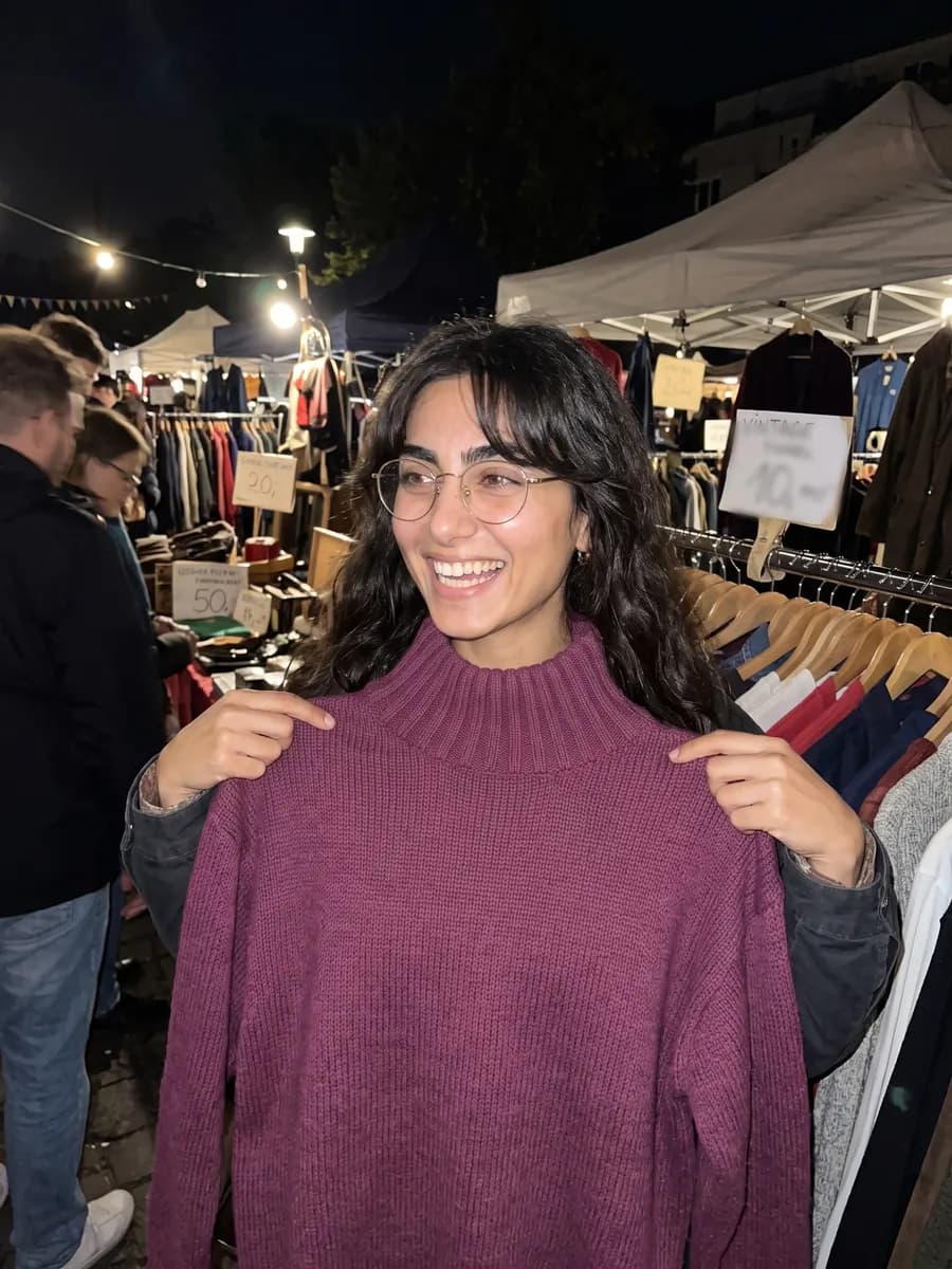 Noor, flea market, flash on